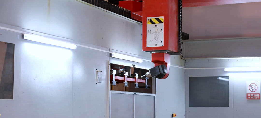 Five axis CNC machining center(图2)
